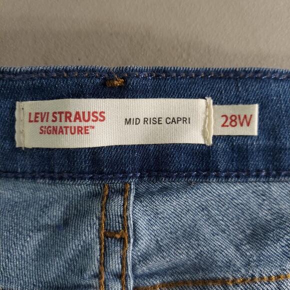 Levi's Signature Plus Size High-Rise Medium Wash Denim Capri Length Jeans - Picture 7 of 9